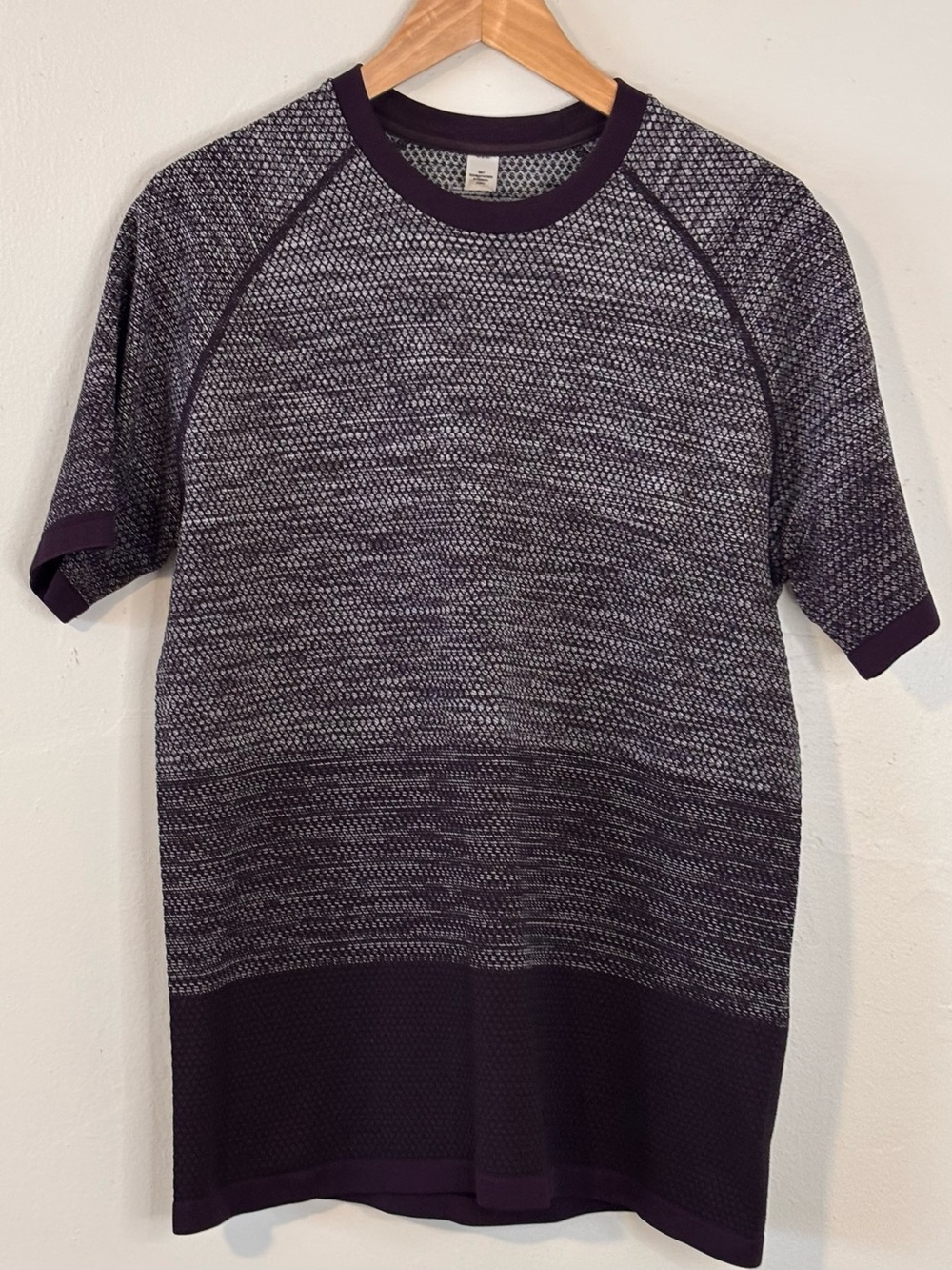 🌸 Zella Men’s Medium Purple and Grey Seamless Athletic Tee